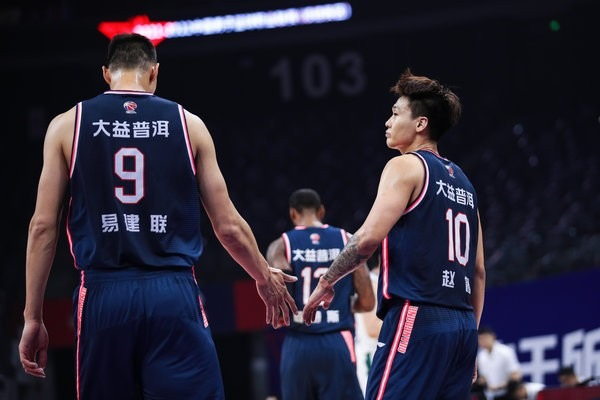 新疆队碾压广东队,保罗带队取胜 新疆队碾压广东队,保罗带队取胜