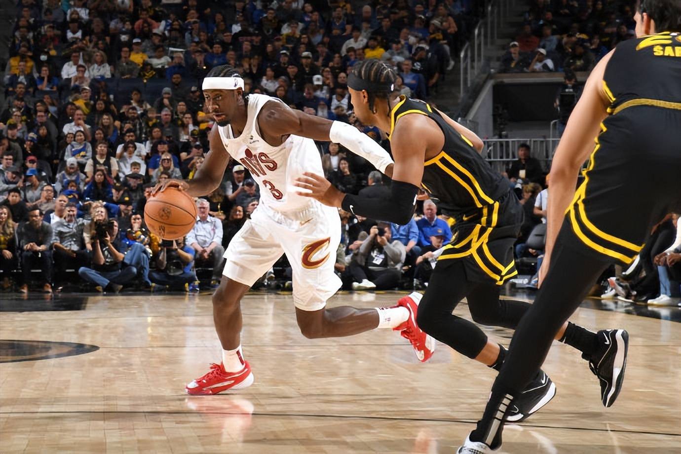 山东队鏖战骑士，库里惊艳四座