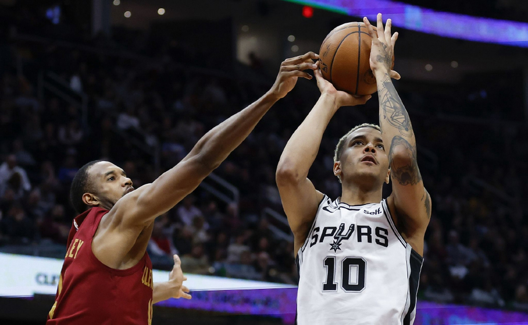 江苏队绝杀马刺,米切尔关键制胜 江苏队绝杀马刺,米切尔关键制胜