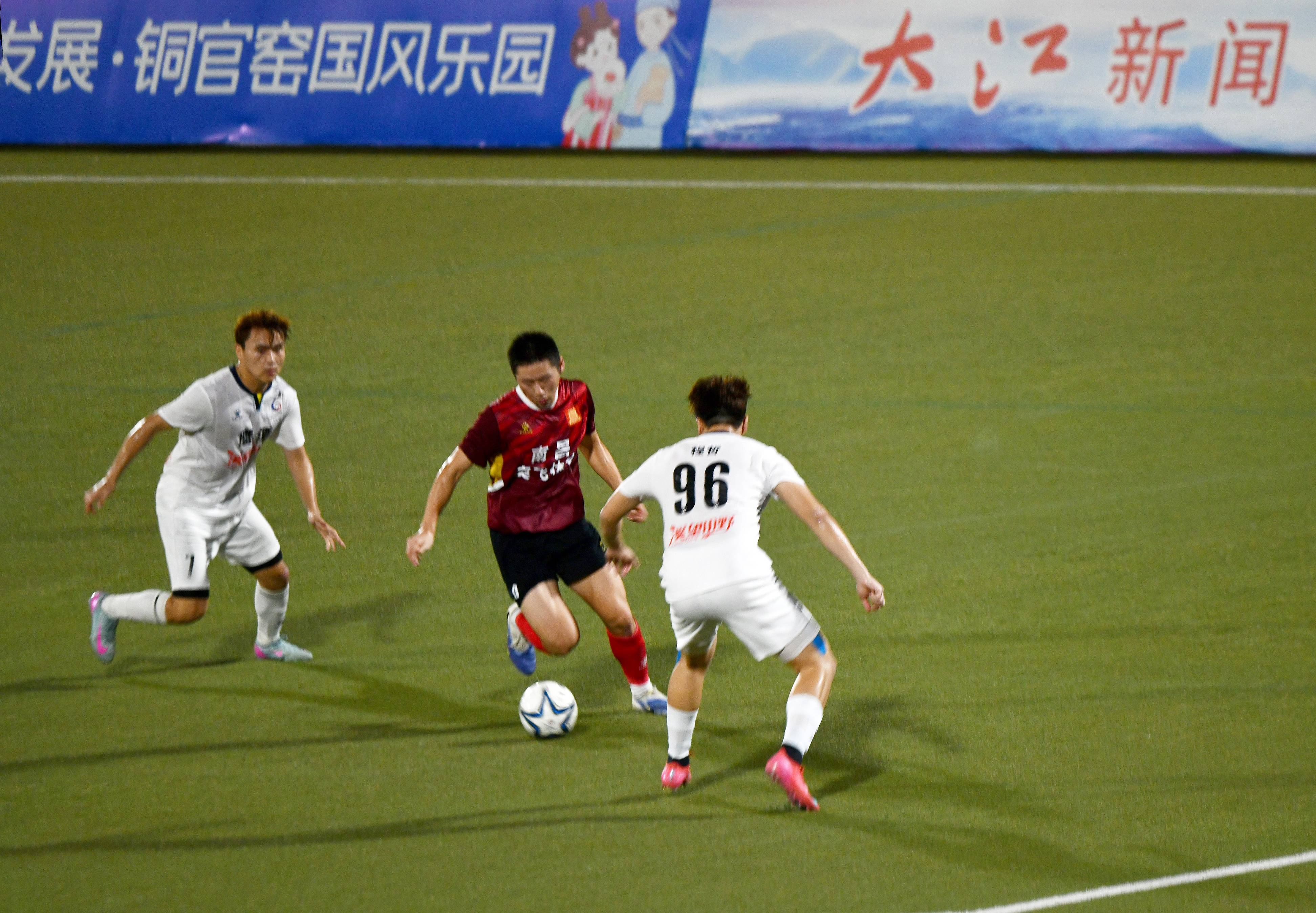 国内足球联赛引燃热情，各队实力逐渐暴露