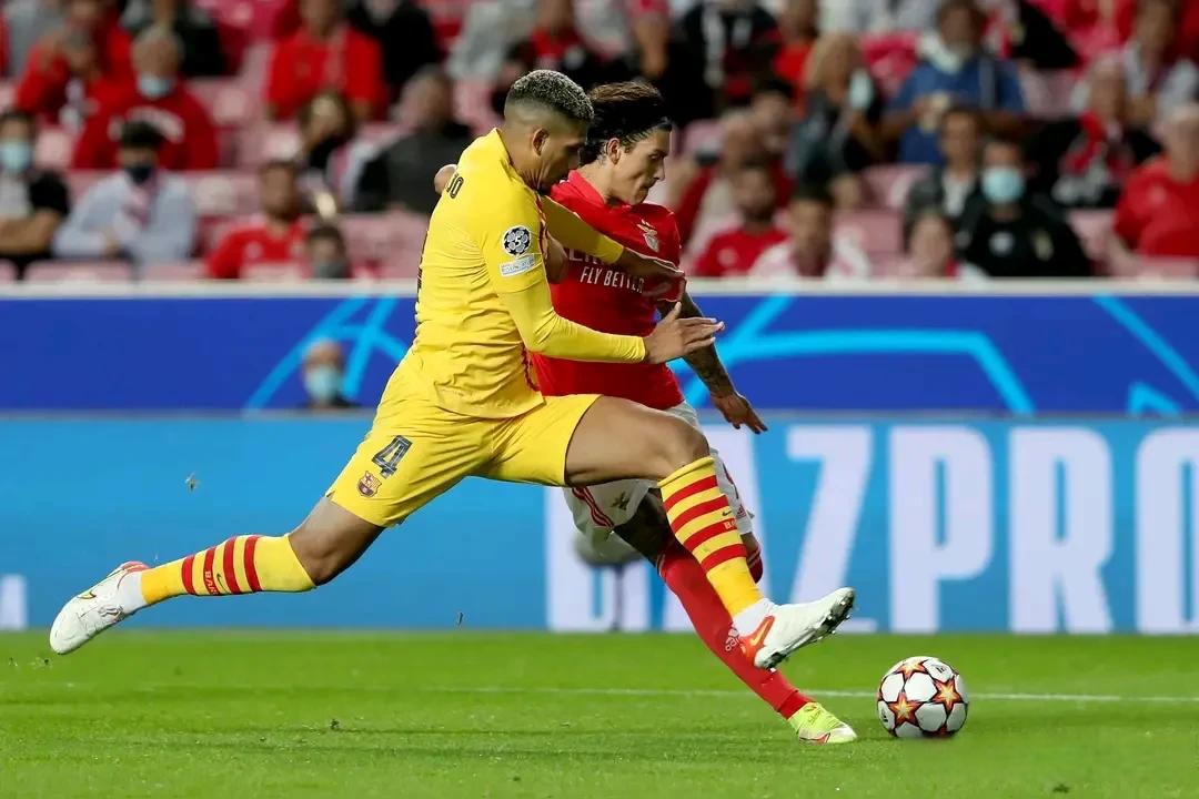 本菲卡客场战胜利物浦，实现大逆转